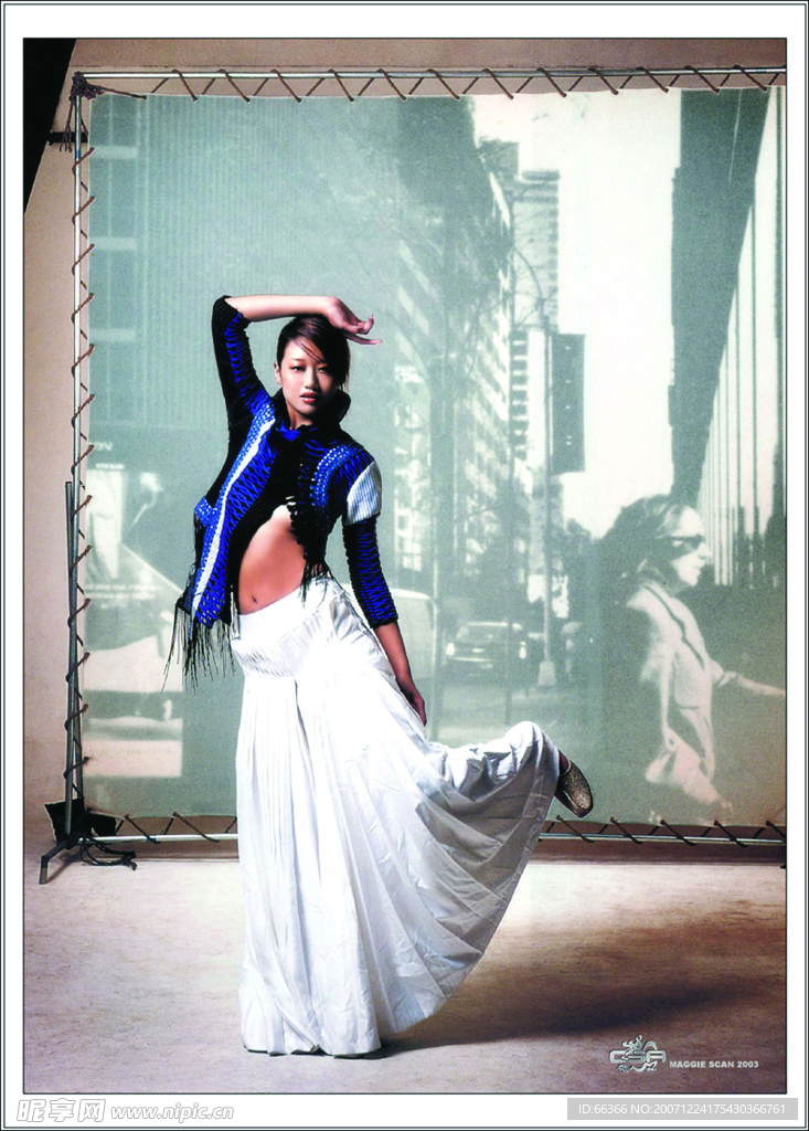 跳舞的女模特