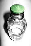 绿色盖子的透明玻璃瓶