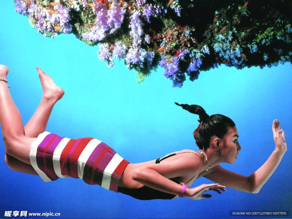 海底游泳美女
