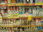 日本药妆店中的货架