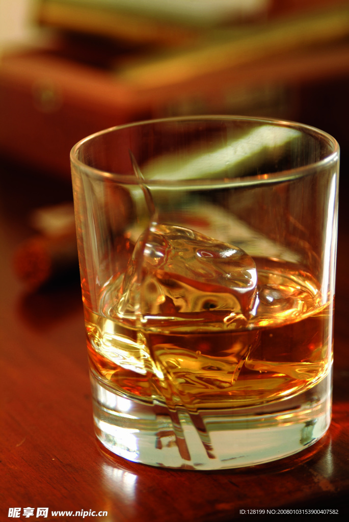 酒杯 酒水
