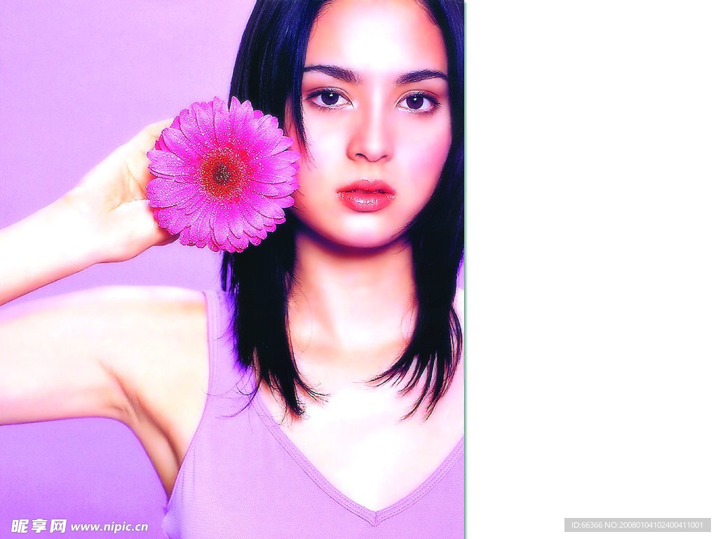 拿红花的美女