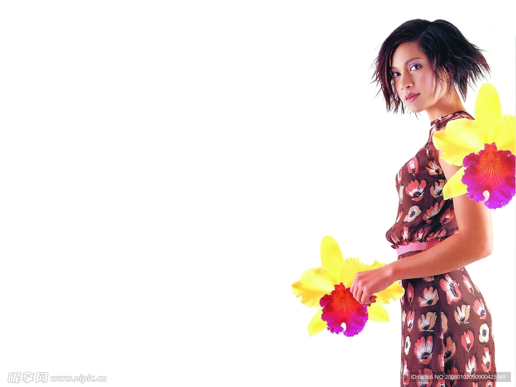 穿花裙子拿鲜花女模特儿
