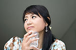 喝水的女人