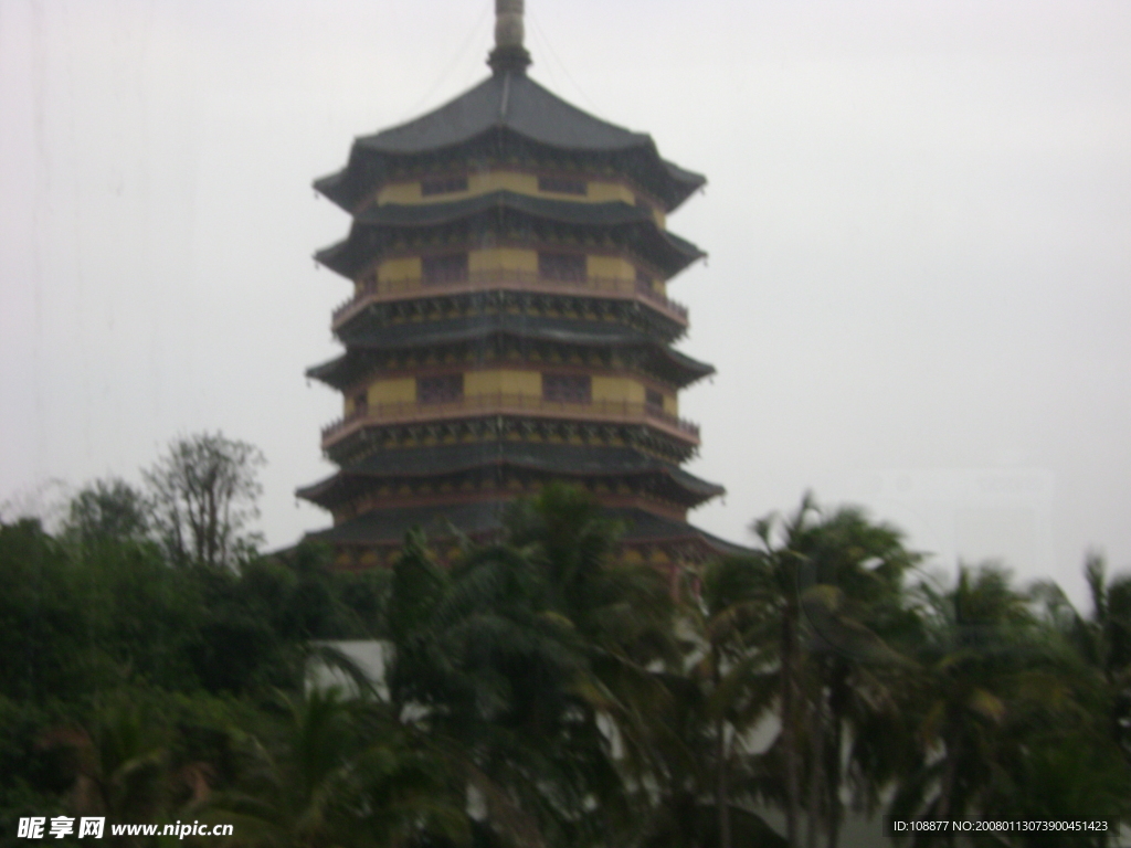 古塔 草地