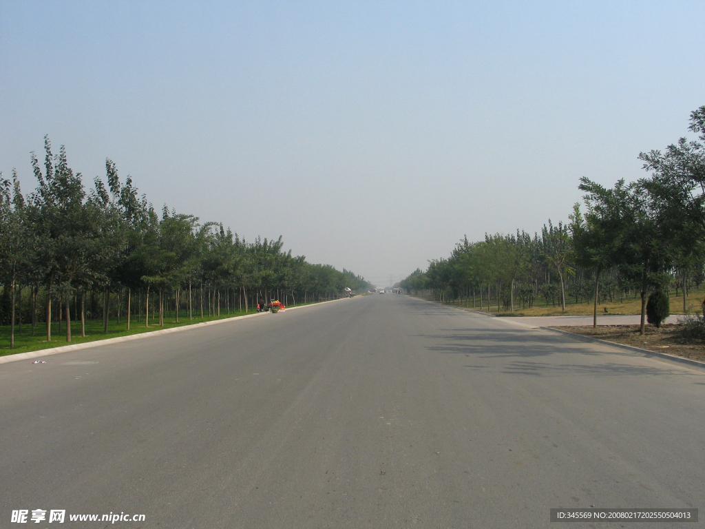 宽宽的公路