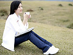 喝咖啡看书的野外美女