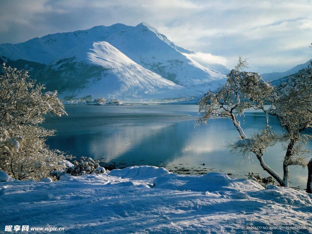 雪山平湖