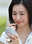 涂口红的女人