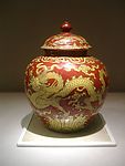 黄地红彩龙纹壶