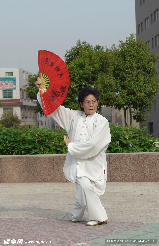 阔步朝阳