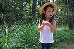 戴草帽的小女孩