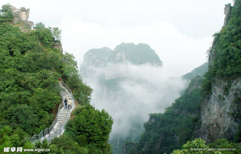 云涌山涧