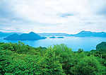 远山绿树湖泊