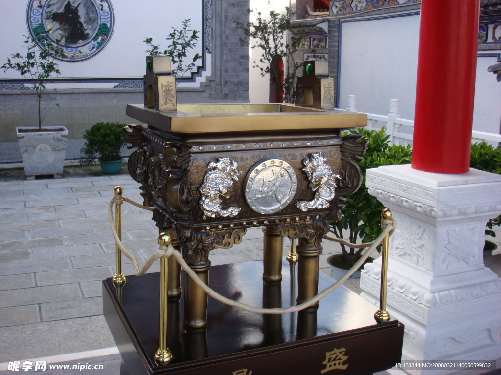 铜鼎