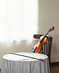 桌椅上放置的小提琴
