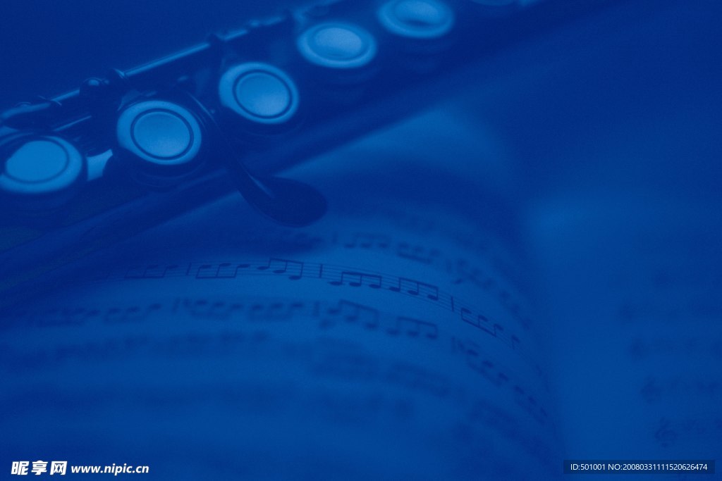 暗蓝色调下的长笛局部与乐谱