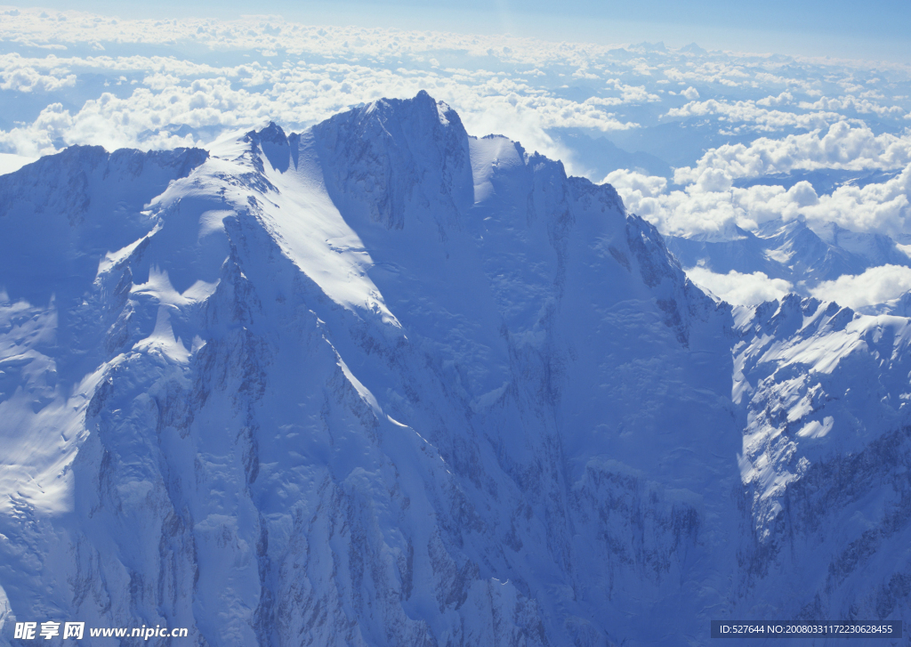 巍峨雪山