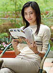 美女看书