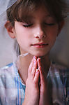 祈祷的少女