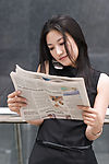 职业女性看报纸