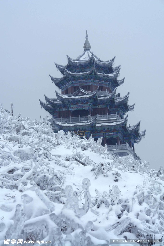 雪中登高阁