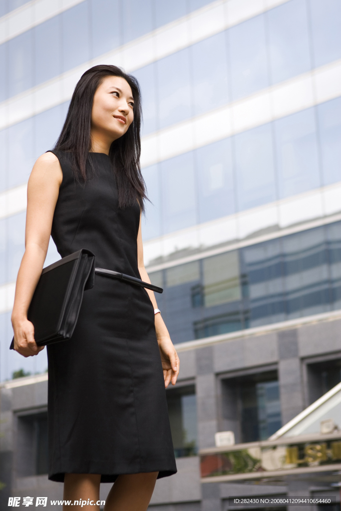 黑衣职业女性