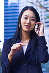 正在接电话的职业美女
