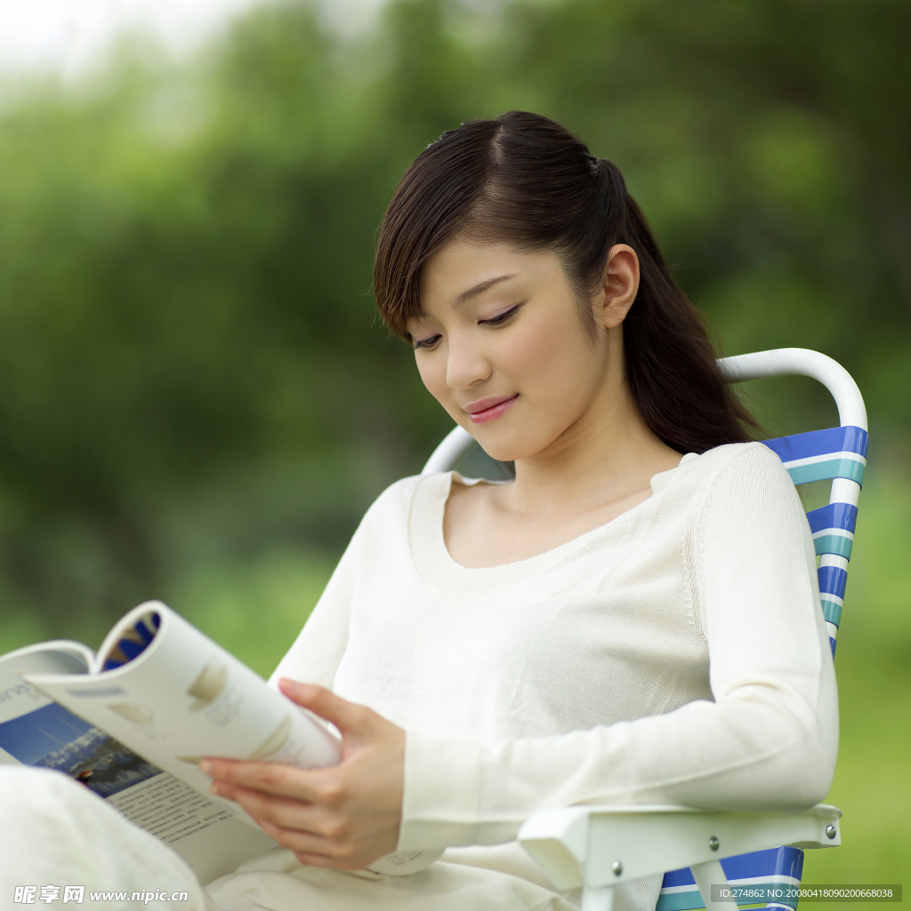 看书女孩