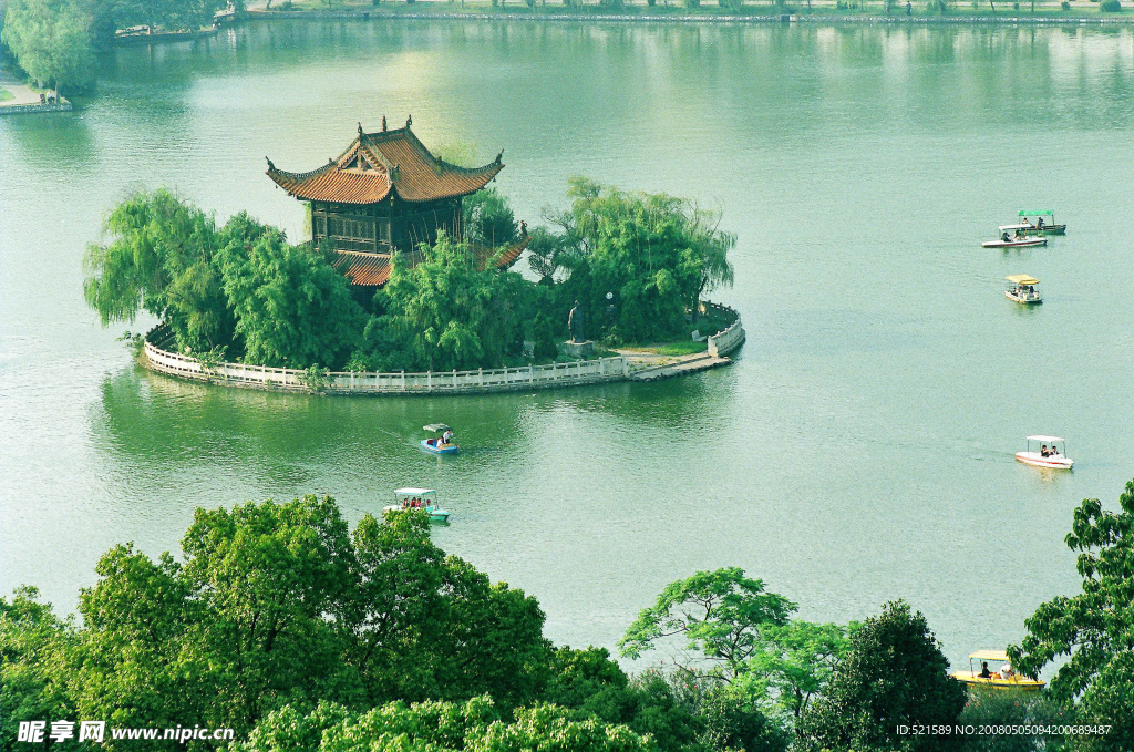 北湖公园中间的小岛