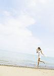 女性与海滩