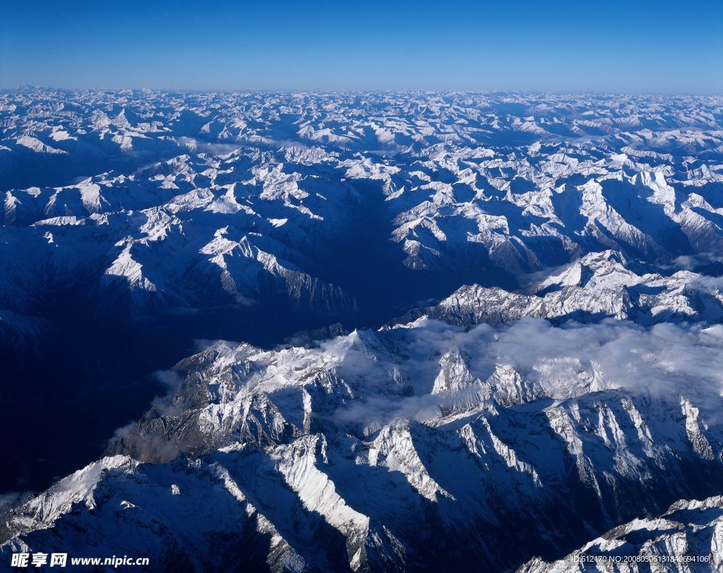 高空俯瞰雪山