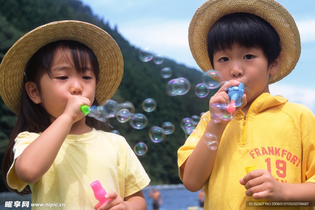 两个孩子 吹泡泡