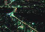 俯视贯穿都市里的路