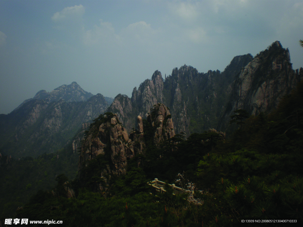 黄山峭壁