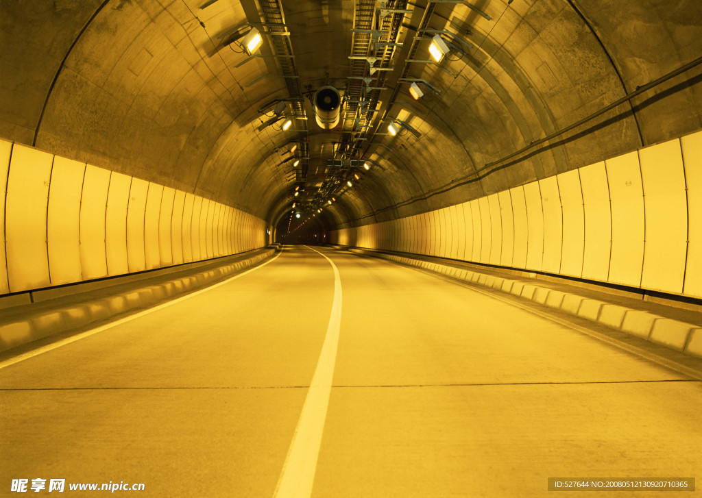 黄色调灯光的隧道