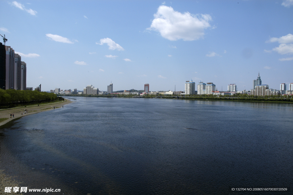 城市里的碧水蓝天