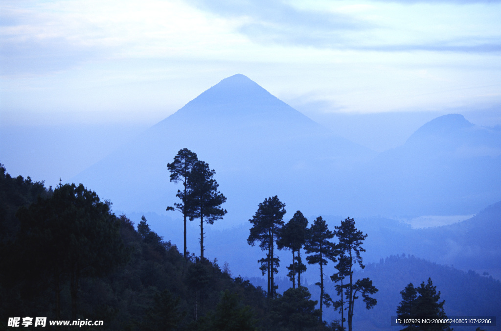 朦胧山峦