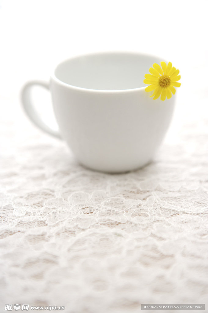 带花朵杯子