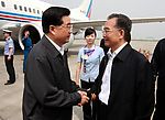 国务院总理温家宝到机场迎接胡锦涛
