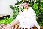 漂亮美女座木地板喝牛奶