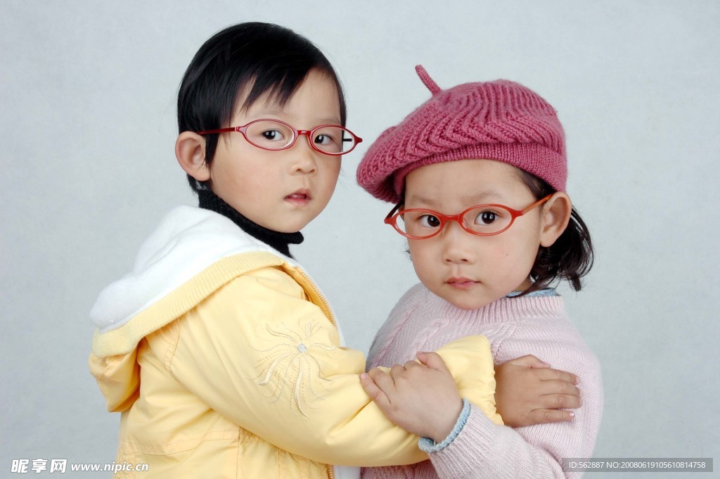 两个戴眼镜的小女孩