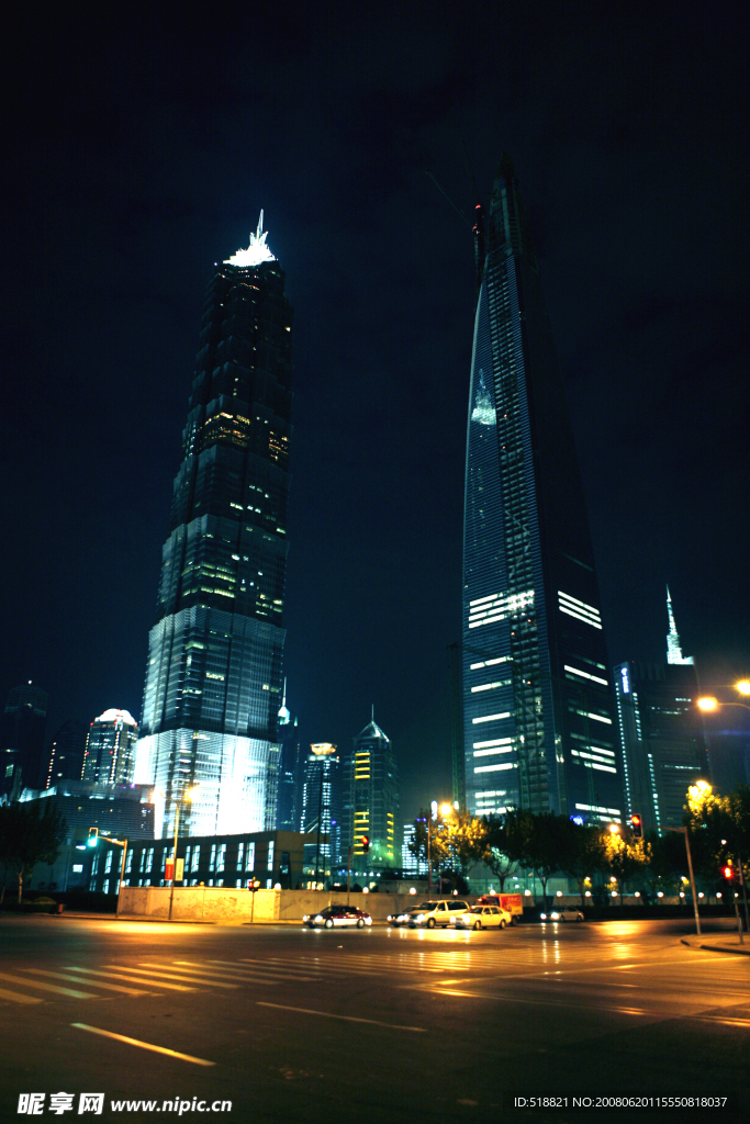 竣工前的上海环球金融中心和金茂大厦