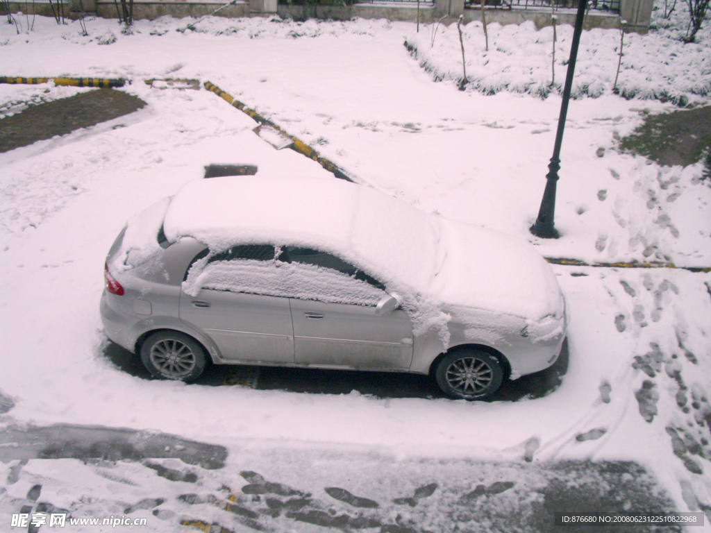 被雪覆盖的车