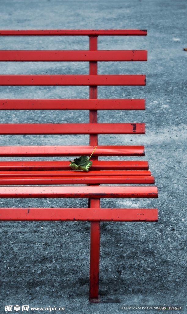 秋天的红椅子