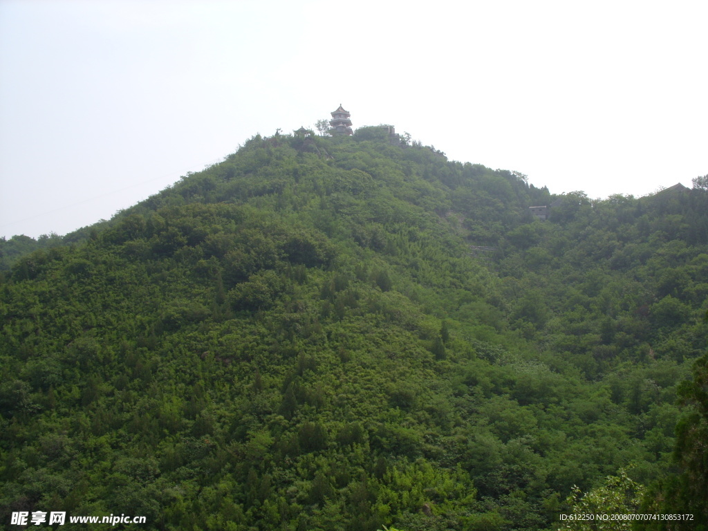 仰拍山顶宝塔