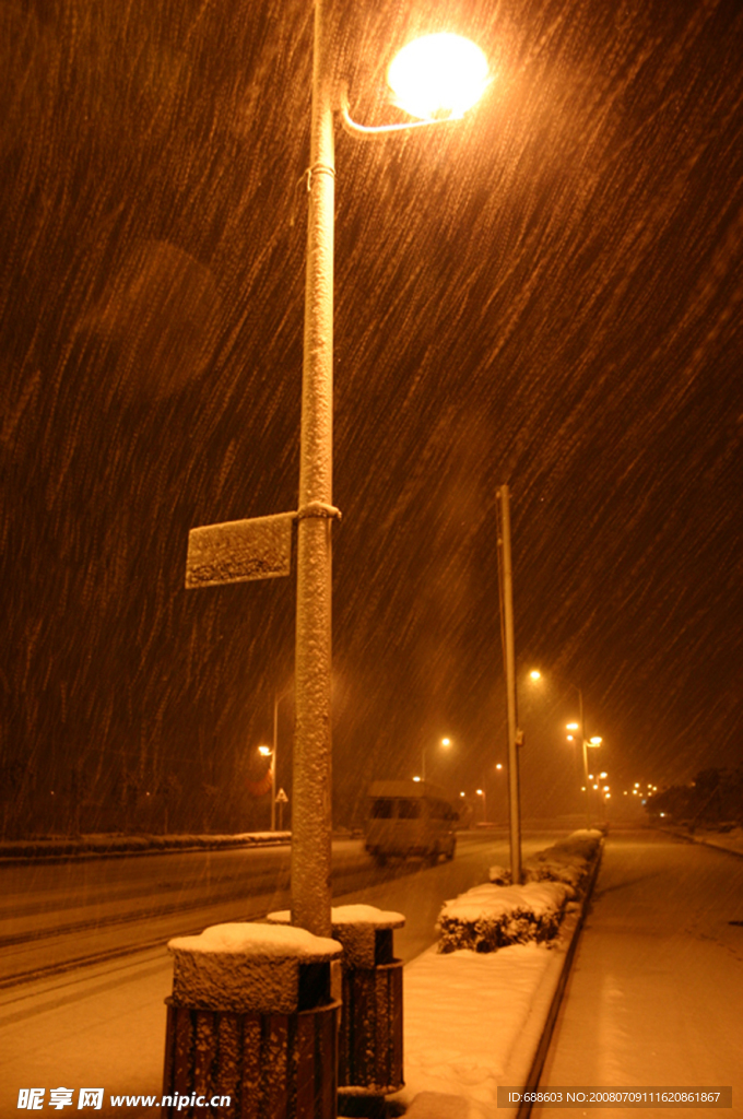 灯光下的雪景