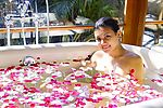 花瓣浴美女