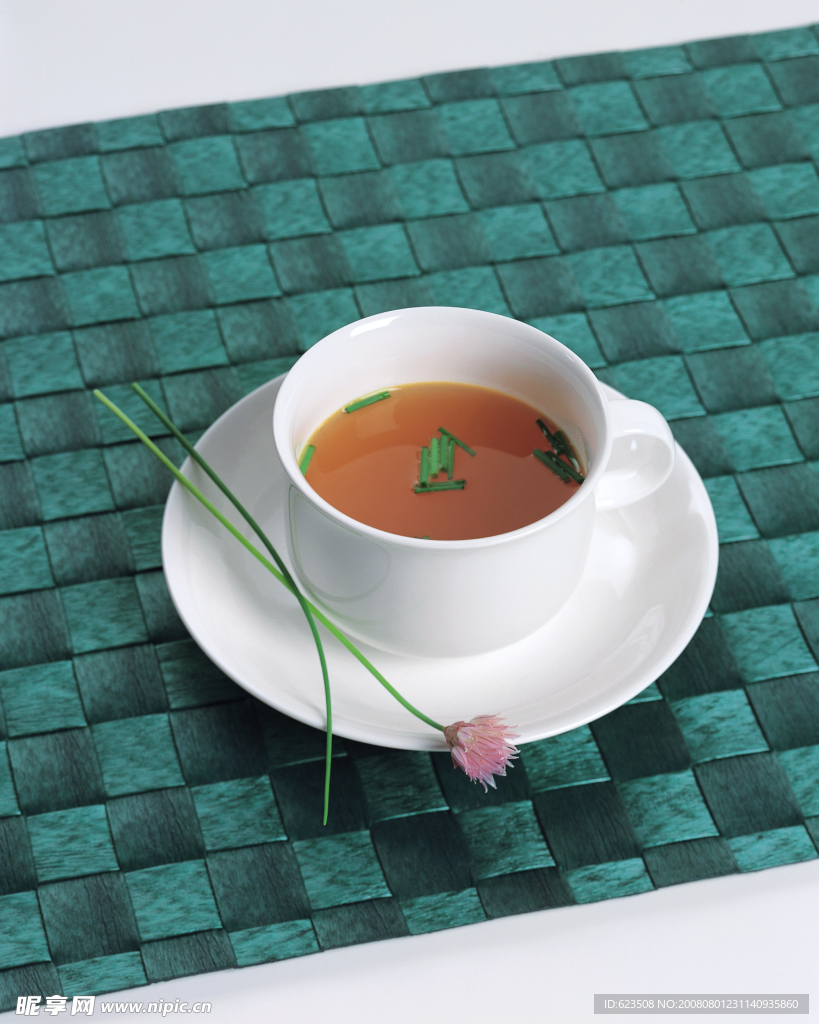 白色咖啡杯绿色编织台布