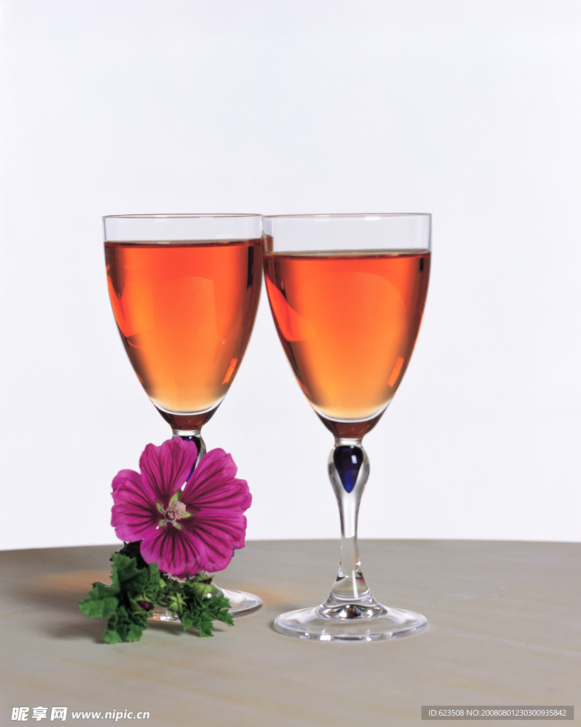 两杯红酒和紫色花